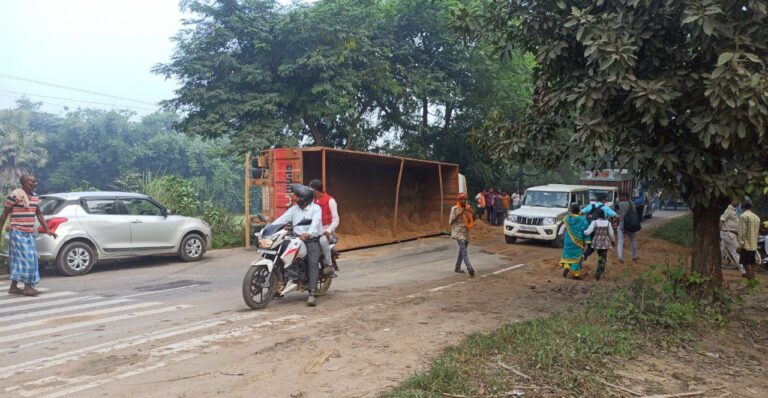 Buxar Truck Accident: accident-of-sand-loaded-truck