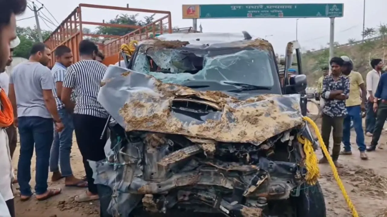 Crowd gathers at Buxar Scorpio Accident site, Scorpio recovered from river