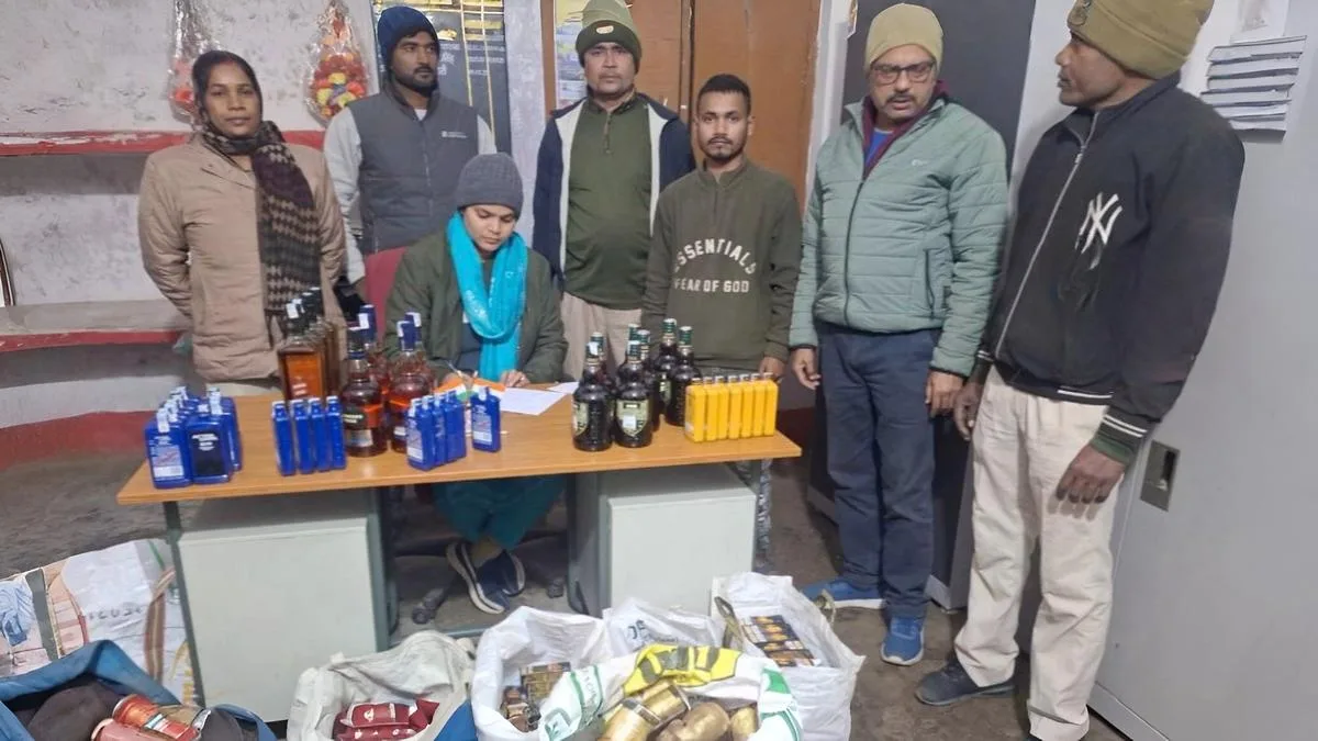Buxar Liquor Delivery Boy Arrested Foreign Liquor Seized