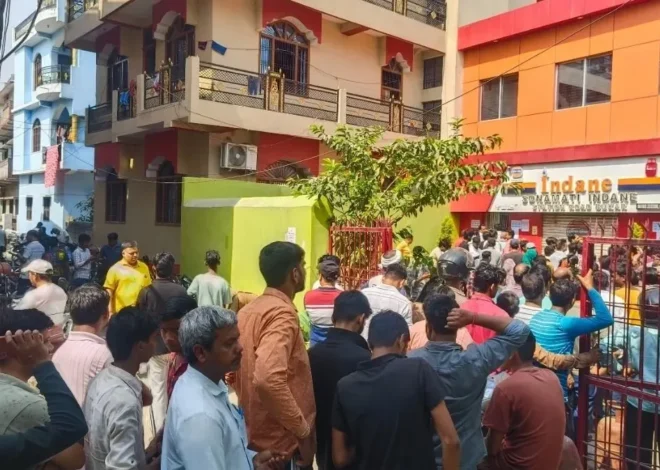 Buxar LPG Supply Update: People standing in long queue for LPG cylinders