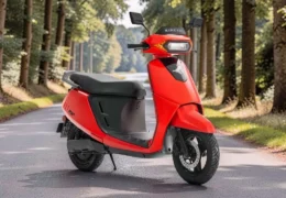 Kinetic DX Plus 3.1 kWh electric scooter front view