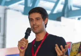 Dhruv Rathee Detention: पासपोर्ट दिखाकर नागरिकता पर दिया जवाब