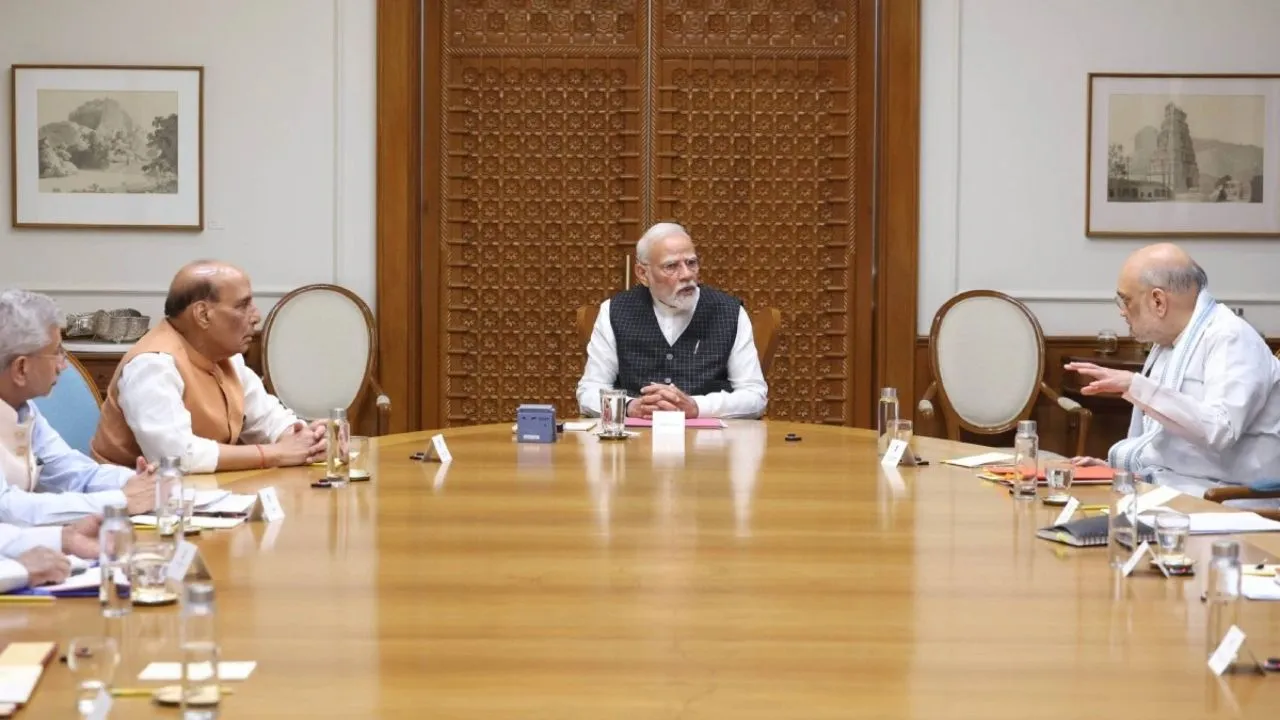 दिवाली से पहले मोदी कैबिनेट के 3 बड़े फैसले, रेलवे बोनस से लेकर पेंशन नियमों तक राहत