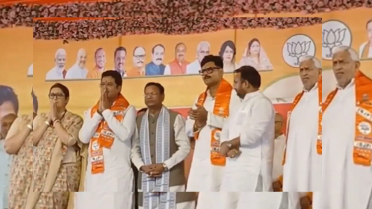 UP Politics: चुनाव से पहले सपा को झटका, अभय सिंह समेत तीन नेताओं ने थामा BJP का दामन