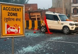 विंध्याचल से दर्शन कर लौट रहे थे 8 दोस्त, हाइवे पर ट्रक ने स्कॉर्पियो को मारी टक्कर; 4 की मौके पर मौत - Varanasi Mirzamurad Road Accident